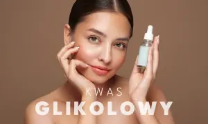 Kwas glikolowy na co? Delikatna skóra, gładkość i blask. Kobieta z serum w dłoni.