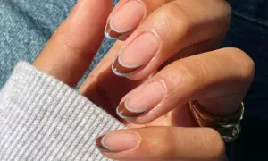 Elegancki francuski manicure z brązowo-niebieskimi końcówkami.