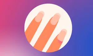 Zbliżenie na dłonie z zadbanymi paznokciami. Terry właśnie skończył manicure.