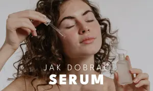 Kobieta aplikuje serum na twarz. Dowiedz się, co to jest serum i jak wybrać najlepsze dla siebie.