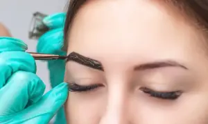 Jaka henna do brwi dla blondynek? Odcienie, które zachwycają i nie przyciemniają