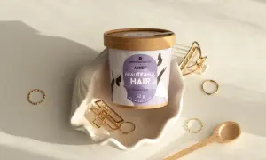 Suplement diety "Beautéafull Hair" w formie herbatki, idealny, gdy zastanawiasz się, jakie witaminy na włosy wybrać. Złote dodatki podkreślają jego wartość.