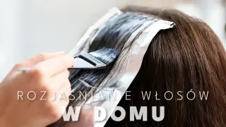 Profesjonalne rozjaśnianie włosów w domu. Pędzel nakłada rozjaśniacz na pasma włosów owinięte folią.