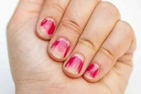 Dlaczego manicure tytanowy odpryskuje? Oto najczęstsze przyczyny