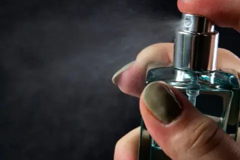 Czym się różni tester perfum od oryginału? Odkryj kluczowe różnice