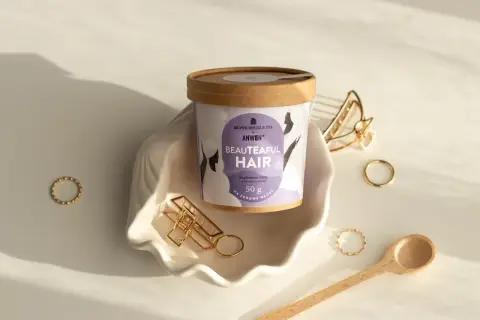 Suplement diety "Beautéafull Hair" w formie herbatki, idealny, gdy zastanawiasz się, jakie witaminy na włosy wybrać. Złote dodatki podkreślają jego wartość.