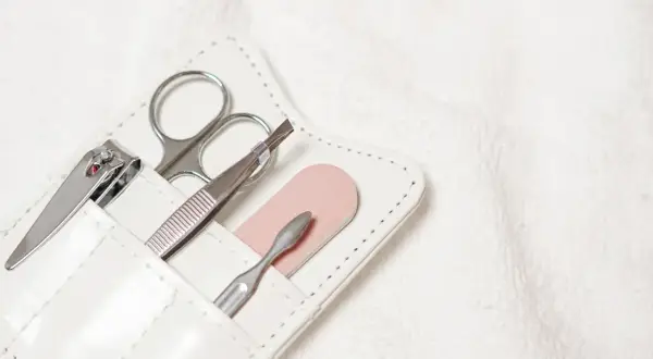 Czym dezynfekować narzędzia do manicure, aby uniknąć zakażeń?