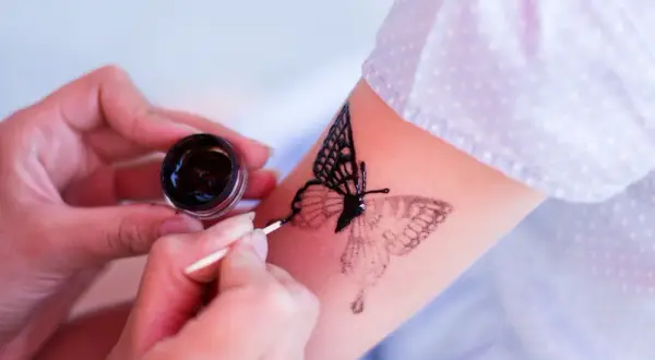 Co to henna? Odkryj jej właściwości i zastosowania w kosmetyce