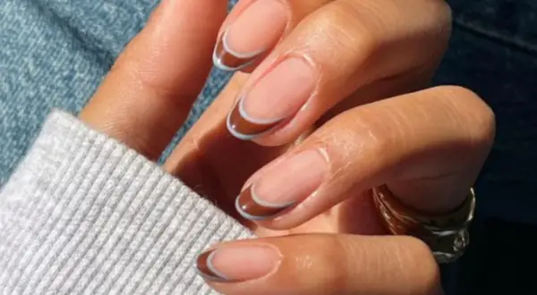 Elegancki francuski manicure z brązowo-niebieskimi końcówkami.