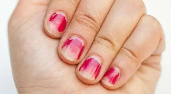 Dlaczego manicure tytanowy odpryskuje? Oto najczęstsze przyczyny