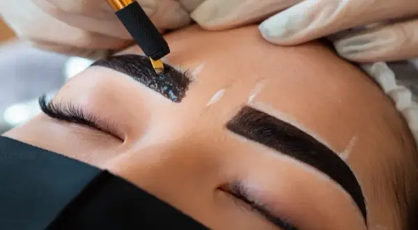 Najlepsza henna pudrowa - wybierz idealny produkt dla pięknych brwi