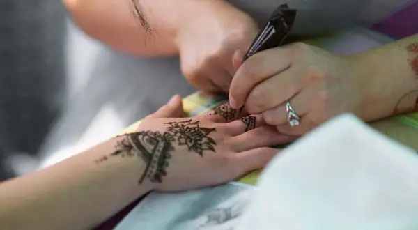 Czy naturalna henna uczula? Rzadkie reakcje alergiczne i ryzyka