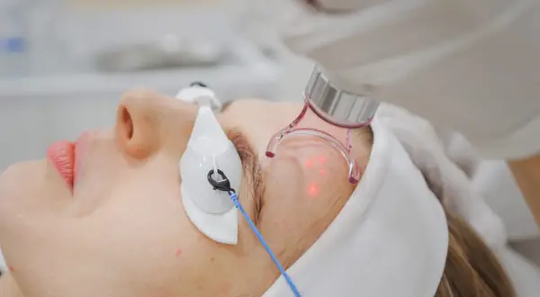 Laser frakcyjny czy boli? Oczekiwany ból i sposób na jego złagodzenie