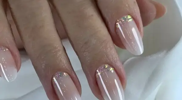 Eleganckie baby boomer nails z subtelnym brokatem. Delikatny ombre i połyskujące zdobienie.