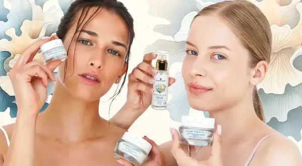 Dwie kobiety prezentują kosmetyki. Jedna trzyma krem, druga serum. Produkty pomagają regulować sebum i nawilżać skórę.