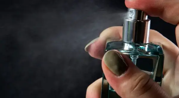 Czym się różni tester perfum od oryginału? Odkryj kluczowe różnice