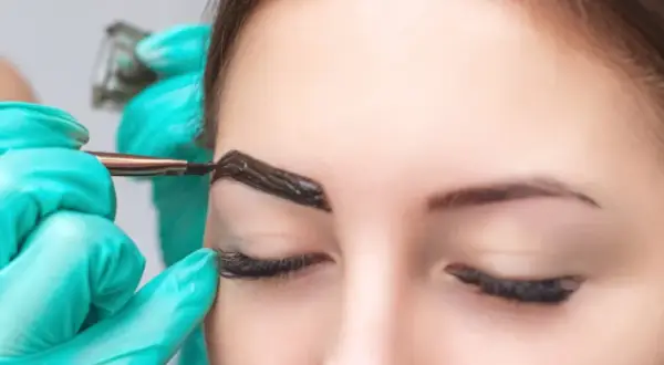 Jaka henna do brwi dla blondynek? Odcienie, które zachwycają i nie przyciemniają