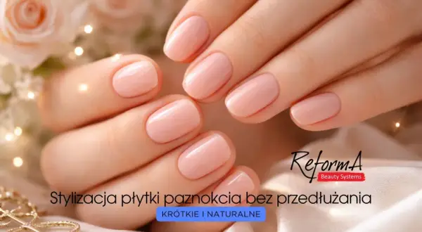 Delikatny, brzoskwiniowy kolor na krótkie paznokcie. Stylizacja płytki bez przedłużania, krótko i naturalnie.