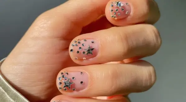 Hybrydy w domu czy warto? Odkryj zalety i wady samodzielnego manicure