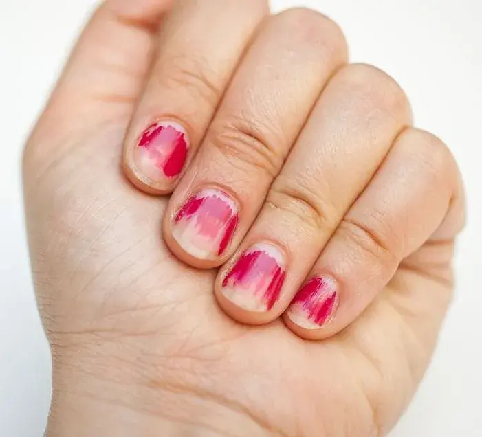Dlaczego manicure tytanowy odpryskuje? Oto najczęstsze przyczyny