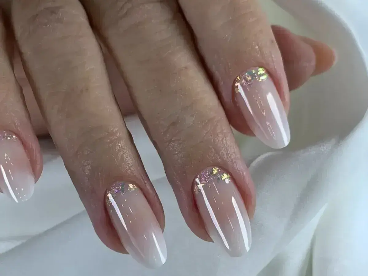 Eleganckie baby boomer nails z subtelnym brokatem. Delikatny ombre i połyskujące zdobienie.