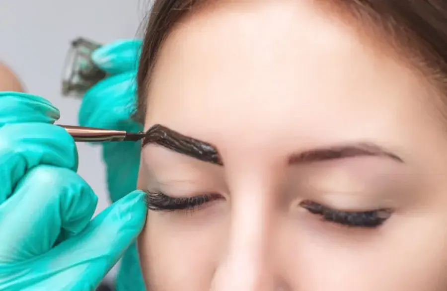 Jaka henna do brwi dla blondynek? Odcienie, które zachwycają i nie przyciemniają