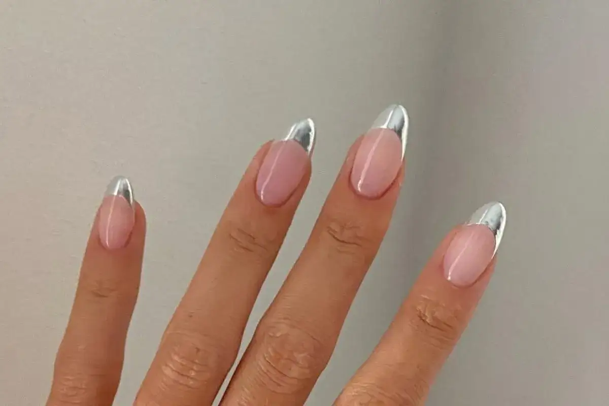 Elegancki francuski manicure z metalicznym, srebrnym akcentem na końcówkach paznokci.