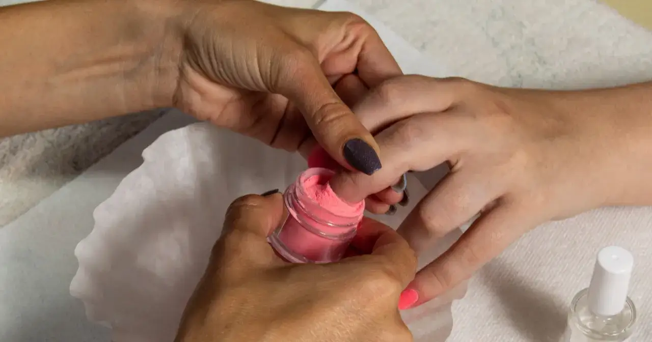 Manicure z użyciem pudru do paznokci – świetna alternatywa co zamiast hybrydy. Różowy puder nadaje paznokciom piękny kolor.