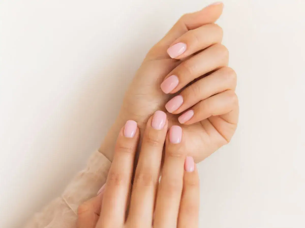 Delikatne, różowe paznokcie. Zastanawiasz się, czy lakier hybrydowy wyschnie bez lampy? Na tym zdjęciu widać efekt pięknego manicure.