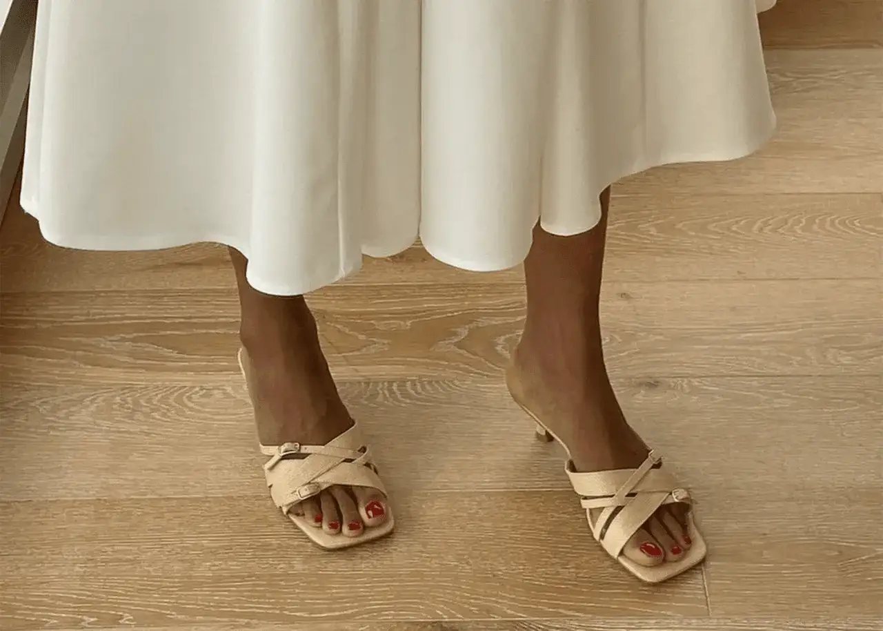 Letnie sandałki i czerwony pedicure hybrydowy. Idealne na upalne dni i wakacyjne wyjazdy.
