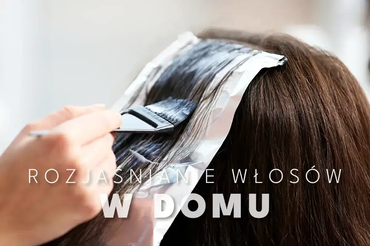 Profesjonalne rozjaśnianie włosów w domu. Pędzel nakłada rozjaśniacz na pasma włosów owinięte folią.