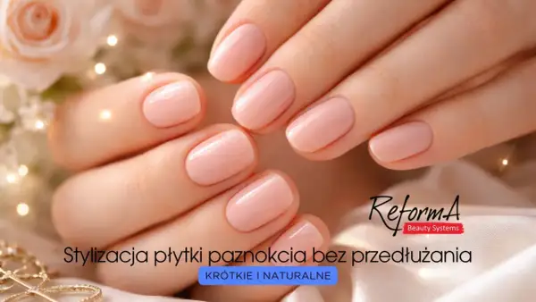 Delikatny, brzoskwiniowy kolor na krótkie paznokcie. Stylizacja płytki bez przedłużania, krótko i naturalnie.