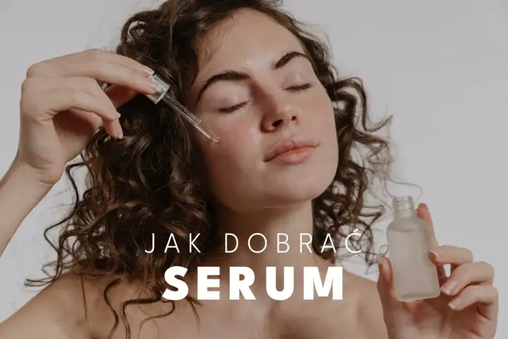Kobieta aplikuje serum na twarz. Dowiedz się, co to jest serum i jak wybrać najlepsze dla siebie.